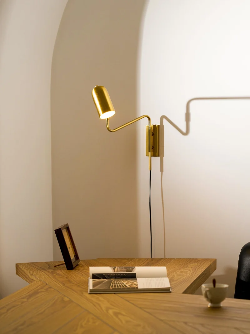 Verstelbare Wandlamp met Plug | Draaibare Arm en Zwenkkap | Perfect voor Slaapkamer en Leeshoek | Sansoti