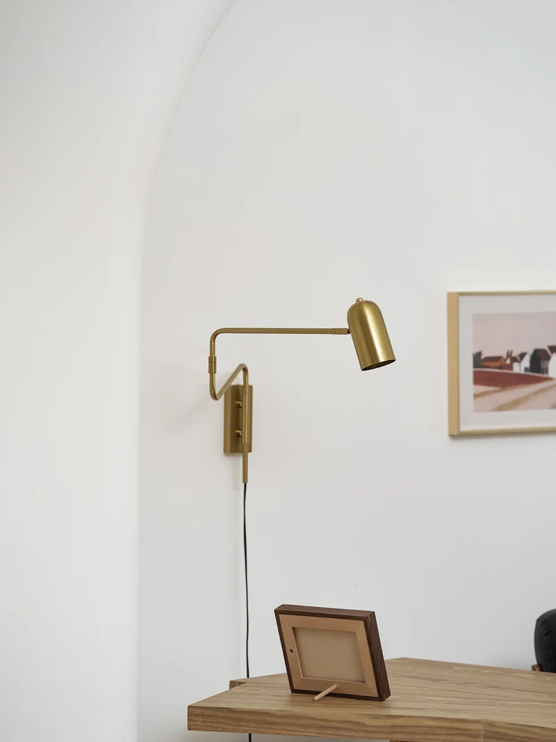 Verstelbare Wandlamp met Plug | Draaibare Arm en Zwenkkap | Perfect voor Slaapkamer en Leeshoek | Sansoti