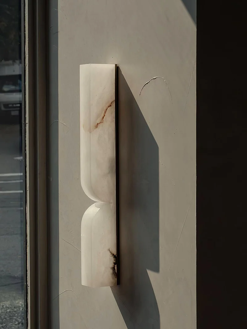 Natuursteen Wandlamp – Massief Alabaster met Organische Vormgeving & Warm Licht | Sansoti