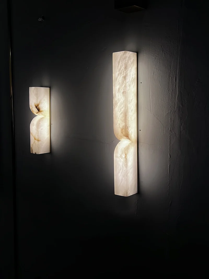 Natuursteen Wandlamp – Massief Alabaster met Organische Vormgeving & Warm Licht | Sansoti