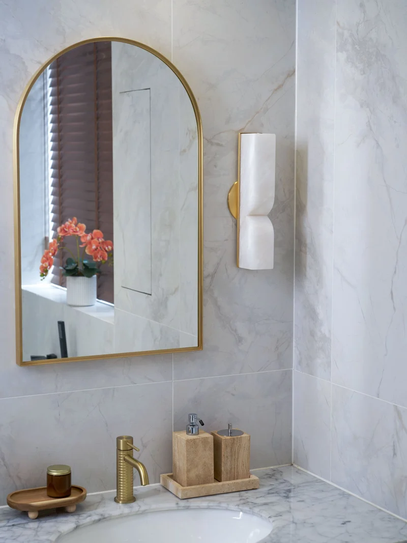 Natuursteen Wandlamp – Massief Alabaster met Organische Vormgeving & Warm Licht | Sansoti