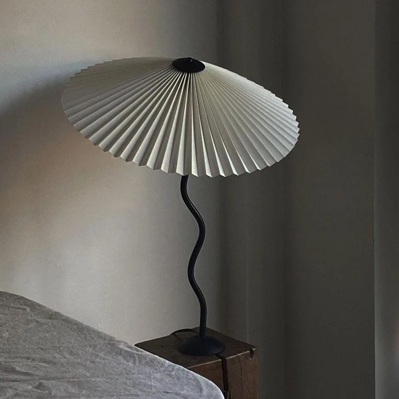 Tafellamp met Golvende Voet en Geplooide Kap – Scandinavisch Accent voor Woonkamer, Gang of Slaapkamer | Zwarte Basis met Beige, Witte, Donkergroene of Zwarte Stoffen Kap | E14 Fitting | Dimbaar met Drukknop | Sansoti