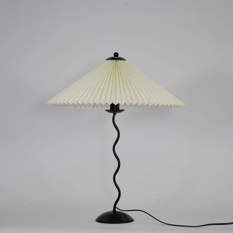 Tafellamp met Golvende Voet en Geplooide Kap – Scandinavisch Accent voor Woonkamer, Gang of Slaapkamer | Zwarte Basis met Beige, Witte, Donkergroene of Zwarte Stoffen Kap | E14 Fitting | Dimbaar met Drukknop | Sansoti
