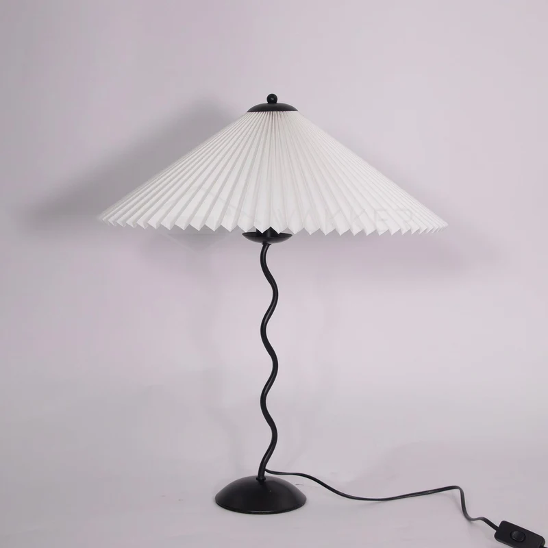 Tafellamp met Golvende Voet en Geplooide Kap – Scandinavisch Accent voor Woonkamer, Gang of Slaapkamer | Zwarte Basis met Beige, Witte, Donkergroene of Zwarte Stoffen Kap | E14 Fitting | Dimbaar met Drukknop | Sansoti
