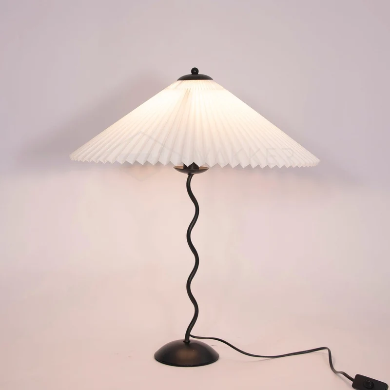 Tafellamp met Golvende Voet en Geplooide Kap – Scandinavisch Accent voor Woonkamer, Gang of Slaapkamer | Zwarte Basis met Beige, Witte, Donkergroene of Zwarte Stoffen Kap | E14 Fitting | Dimbaar met Drukknop | Sansoti