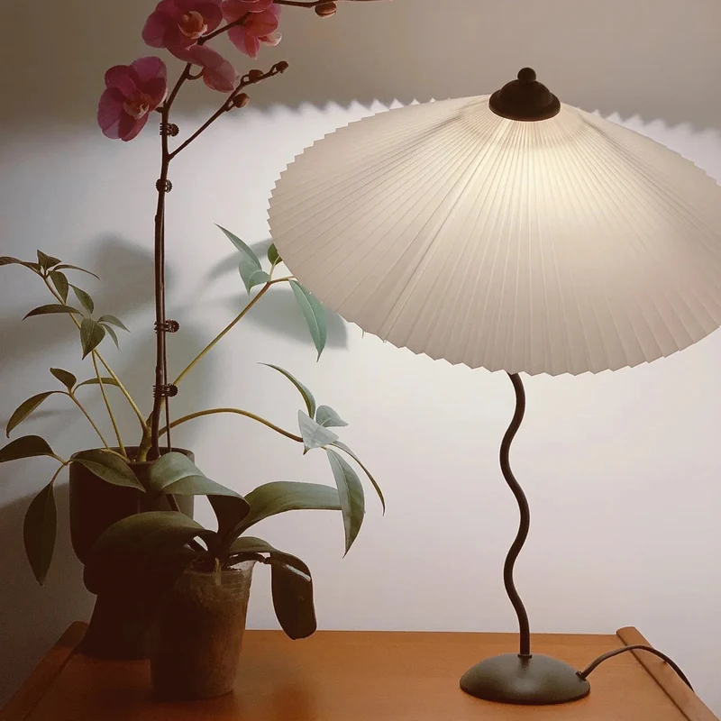 Tafellamp met Golvende Voet en Geplooide Kap – Scandinavisch Accent voor Woonkamer, Gang of Slaapkamer | Zwarte Basis met Beige, Witte, Donkergroene of Zwarte Stoffen Kap | E14 Fitting | Dimbaar met Drukknop | Sansoti