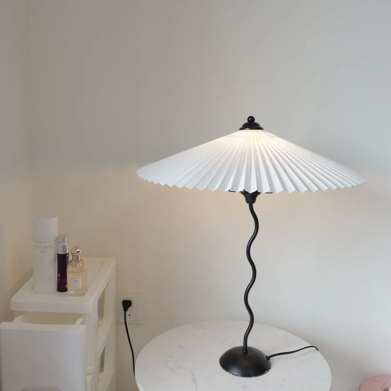 Tafellamp met Golvende Voet en Geplooide Kap – Scandinavisch Accent voor Woonkamer, Gang of Slaapkamer | Zwarte Basis met Beige, Witte, Donkergroene of Zwarte Stoffen Kap | E14 Fitting | Dimbaar met Drukknop | Sansoti