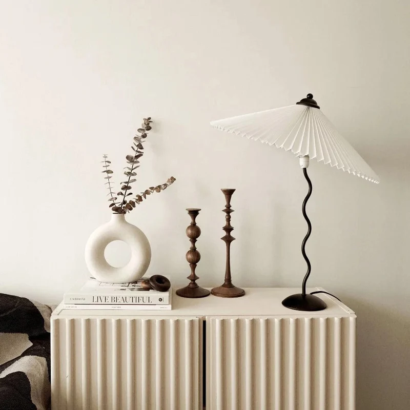 Tafellamp met Golvende Voet en Geplooide Kap – Scandinavisch Accent voor Woonkamer, Gang of Slaapkamer | Zwarte Basis met Beige, Witte, Donkergroene of Zwarte Stoffen Kap | E14 Fitting | Dimbaar met Drukknop | Sansoti