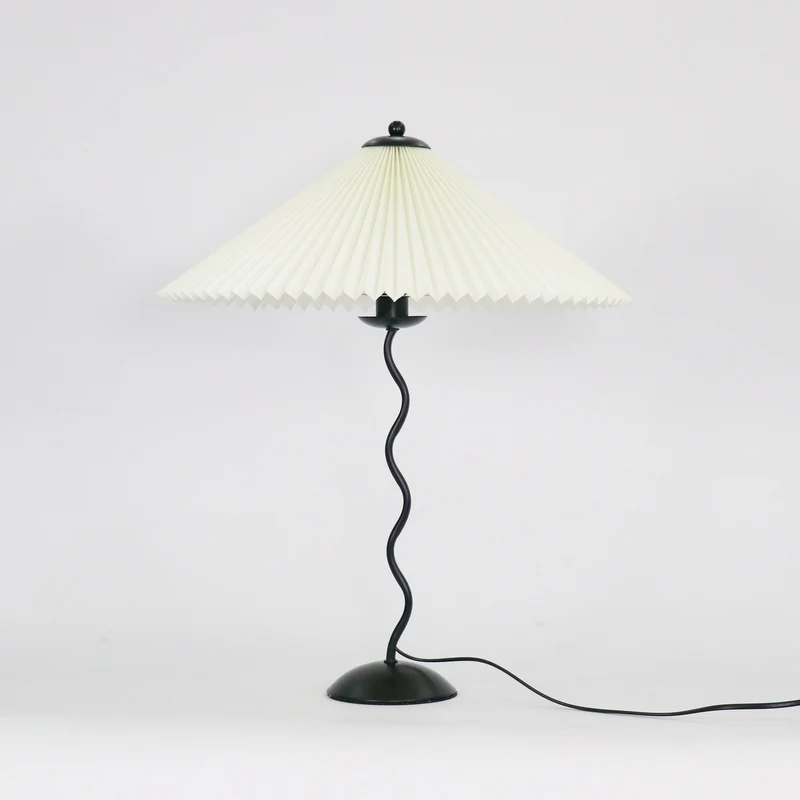 Tafellamp met Golvende Voet en Geplooide Kap – Scandinavisch Accent voor Woonkamer, Gang of Slaapkamer | Zwarte Basis met Beige, Witte, Donkergroene of Zwarte Stoffen Kap | E14 Fitting | Dimbaar met Drukknop | Sansoti