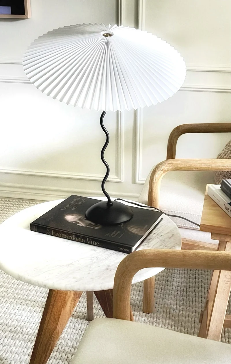 Tafellamp met Golvende Voet en Geplooide Kap – Scandinavisch Accent voor Woonkamer, Gang of Slaapkamer | Zwarte Basis met Beige, Witte, Donkergroene of Zwarte Stoffen Kap | E14 Fitting | Dimbaar met Drukknop | Sansoti