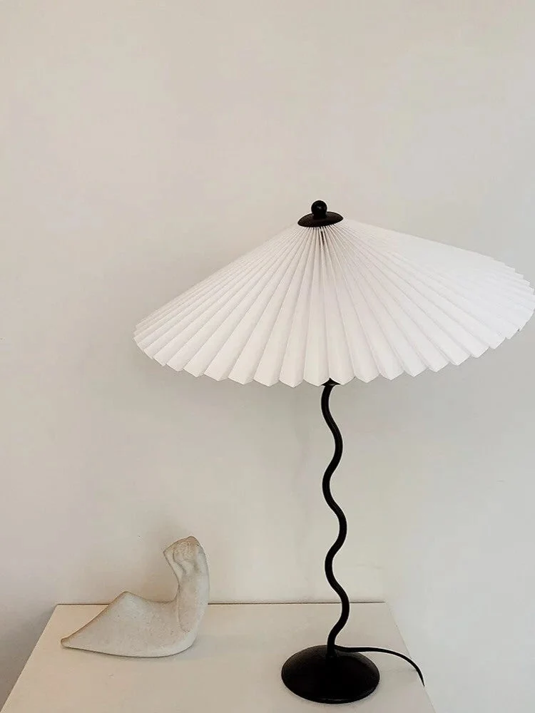 Tafellamp met Golvende Voet en Geplooide Kap – Scandinavisch Accent voor Woonkamer, Gang of Slaapkamer | Zwarte Basis met Beige, Witte, Donkergroene of Zwarte Stoffen Kap | E14 Fitting | Dimbaar met Drukknop | Sansoti