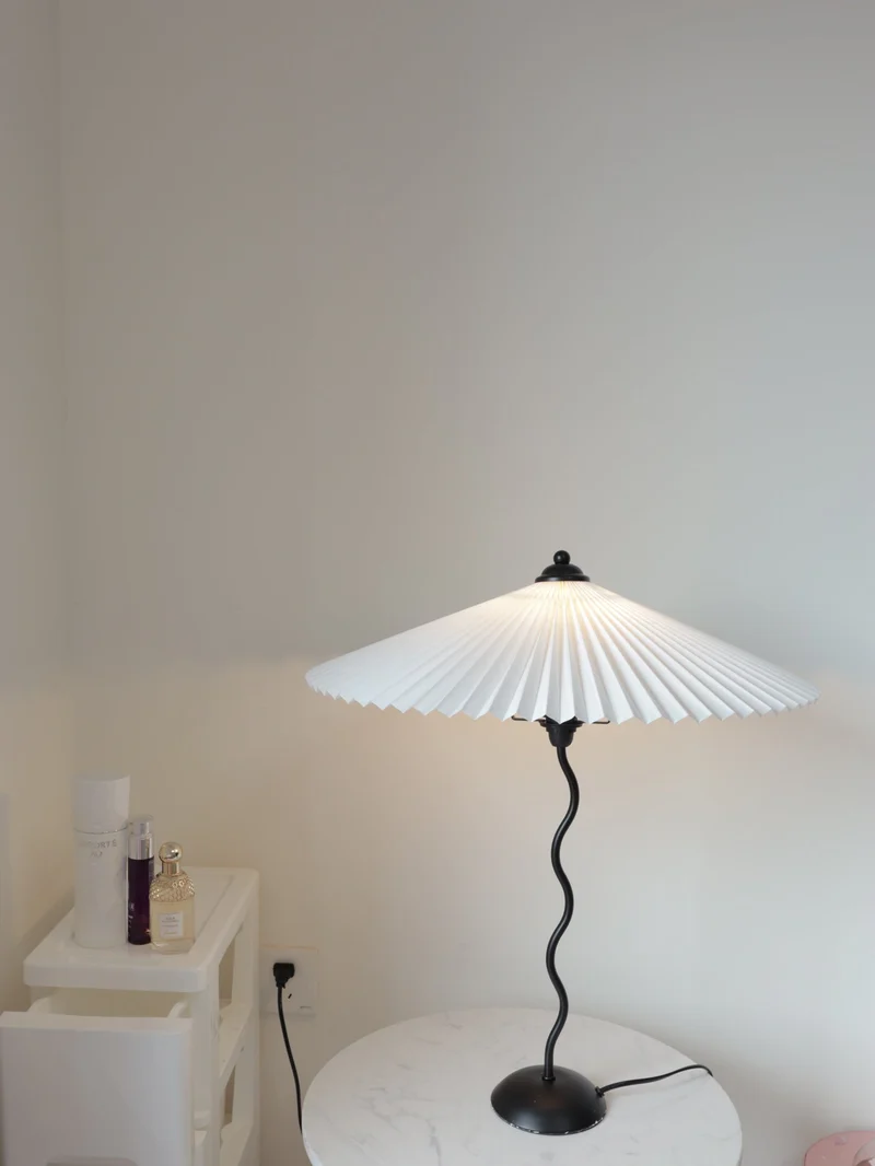 Tafellamp met Golvende Voet en Geplooide Kap – Scandinavisch Accent voor Woonkamer, Gang of Slaapkamer | Zwarte Basis met Beige, Witte, Donkergroene of Zwarte Stoffen Kap | E14 Fitting | Dimbaar met Drukknop | Sansoti