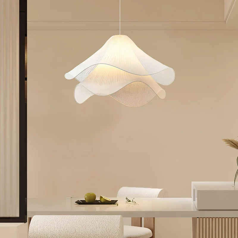 Hanglamp Gelaagde Plissé Kap — Bloembladachtig Licht Gouden Fitting E26/E27 Dakschuine Montage | Sansoti