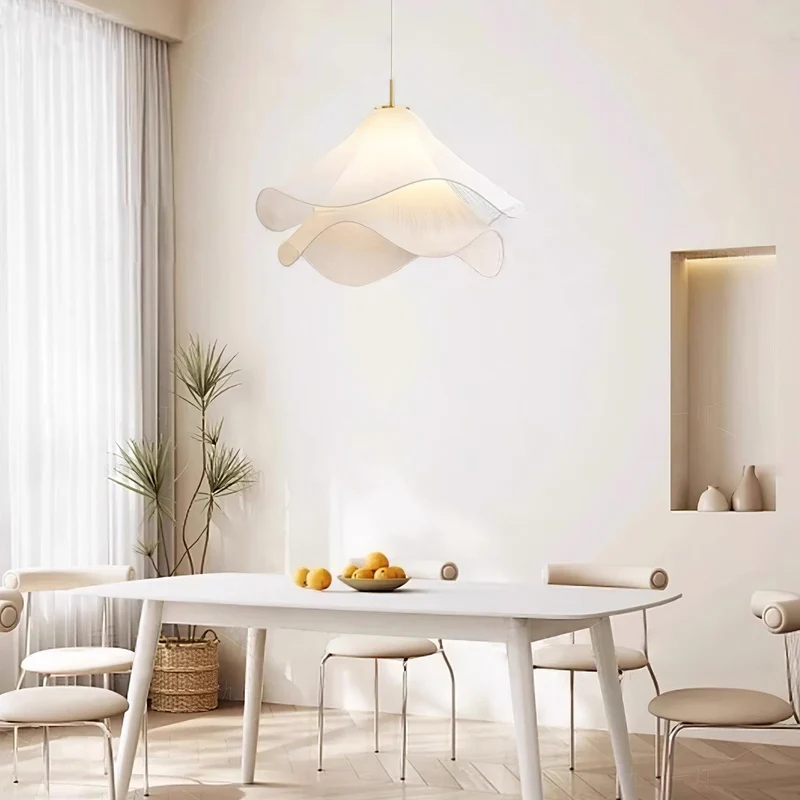 Hanglamp Gelaagde Plissé Kap — Bloembladachtig Licht Gouden Fitting E26/E27 Dakschuine Montage | Sansoti