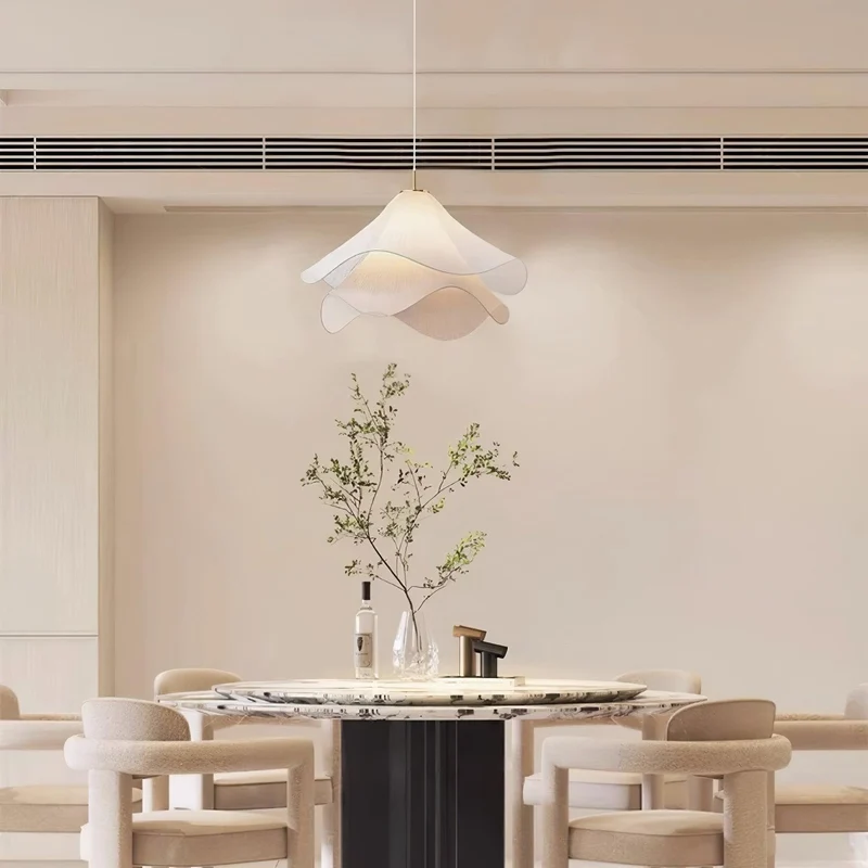 Hanglamp Gelaagde Plissé Kap — Bloembladachtig Licht Gouden Fitting E26/E27 Dakschuine Montage | Sansoti