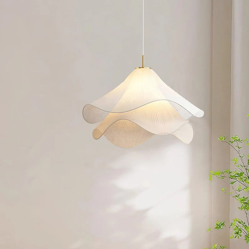 Hanglamp Gelaagde Plissé Kap — Bloembladachtig Licht Gouden Fitting E26/E27 Dakschuine Montage | Sansoti