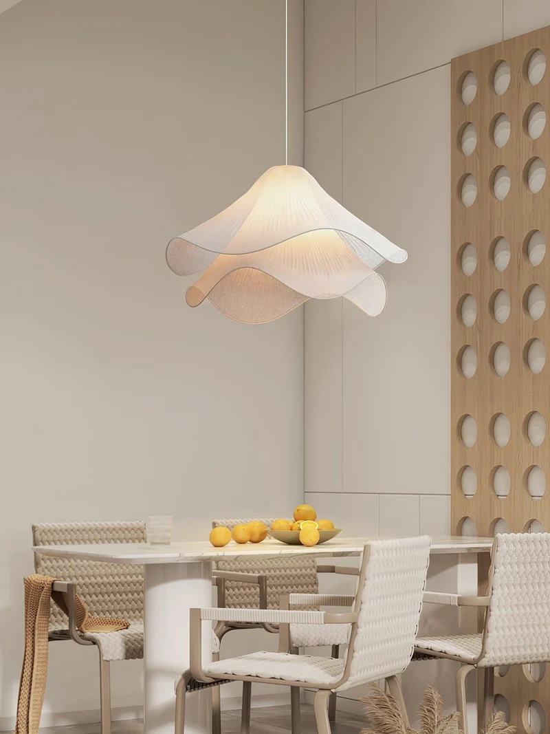 Hanglamp Gelaagde Plissé Kap — Bloembladachtig Licht Gouden Fitting E26/E27 Dakschuine Montage | Sansoti