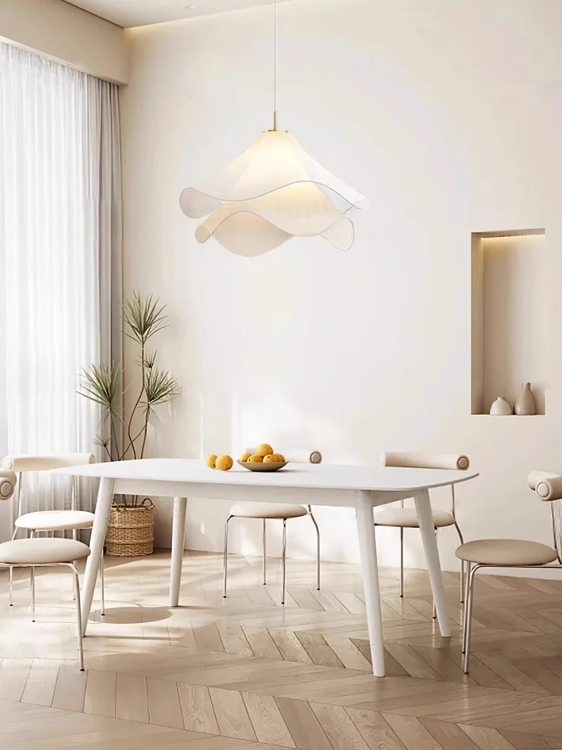 Hanglamp Gelaagde Plissé Kap — Bloembladachtig Licht Gouden Fitting E26/E27 Dakschuine Montage | Sansoti