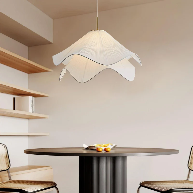 Hanglamp Gelaagde Plissé Kap — Bloembladachtig Licht Gouden Fitting E26/E27 Dakschuine Montage | Sansoti