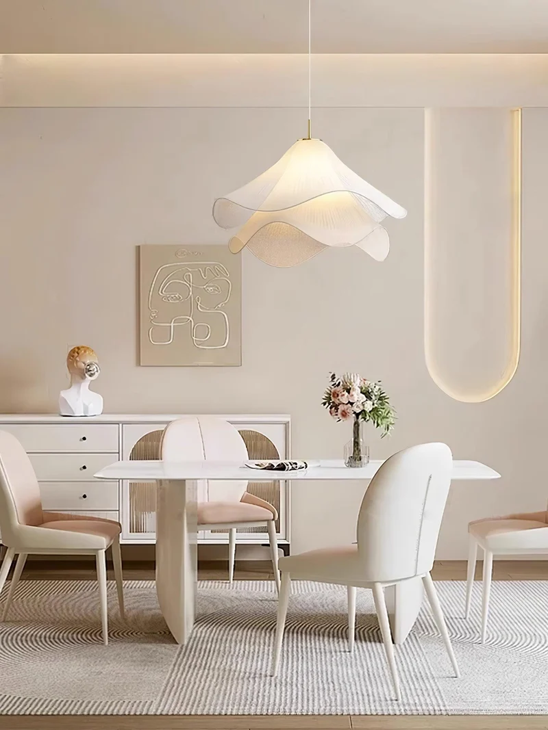 Hanglamp Gelaagde Plissé Kap — Bloembladachtig Licht Gouden Fitting E26/E27 Dakschuine Montage | Sansoti