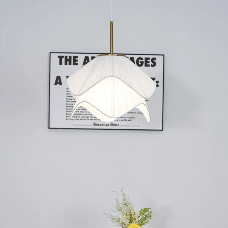 Hanglamp Gelaagde Plissé Kap — Bloembladachtig Licht Gouden Fitting E26/E27 Dakschuine Montage | Sansoti