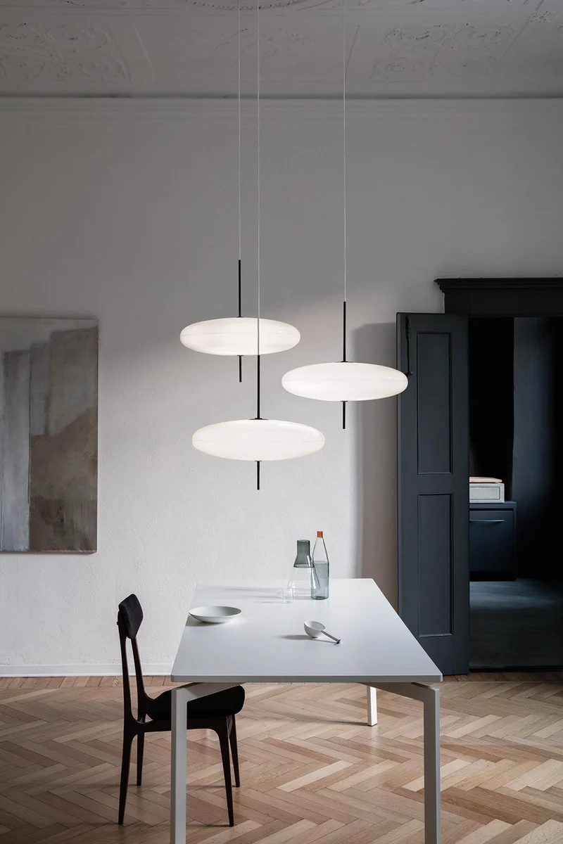 Opaalwitte Schijfhanglamp Elliptisch Design Glas-Effect Polymeer 3-4 Lichtpunten E26/E27 Moderne Designlamp Scandinavische Stijl Zwart of Wit Scandinavisch Interieur | Sansoti