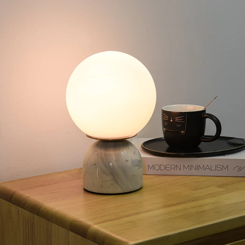 Marmeren Tafellamp met Glazen Bol – Scandinavisch Design voor Sfeervol Accent | Sansoti