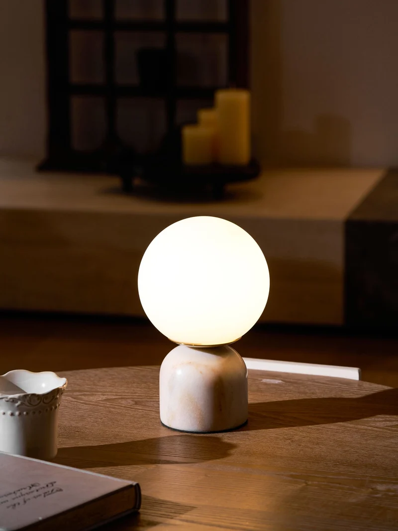Marmeren Tafellamp met Glazen Bol – Scandinavisch Design voor Sfeervol Accent | Sansoti