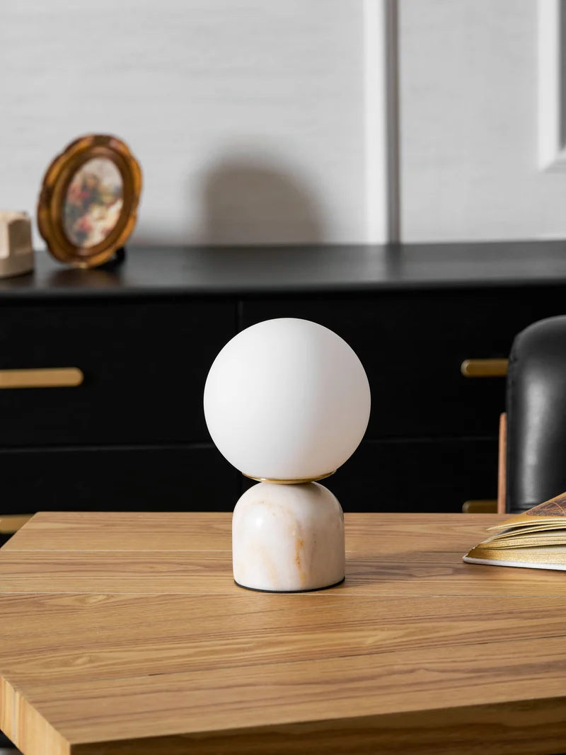 Marmeren Tafellamp met Glazen Bol – Scandinavisch Design voor Sfeervol Accent | Sansoti