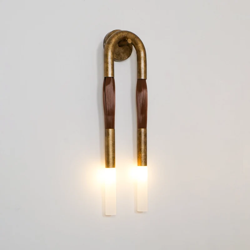 Decoratieve Wandlamp met Imitatie Paardenhaar – Sculptural Strijkijzeren Design met Witte Acryl Kap – ø18×H67cm | Sansoti