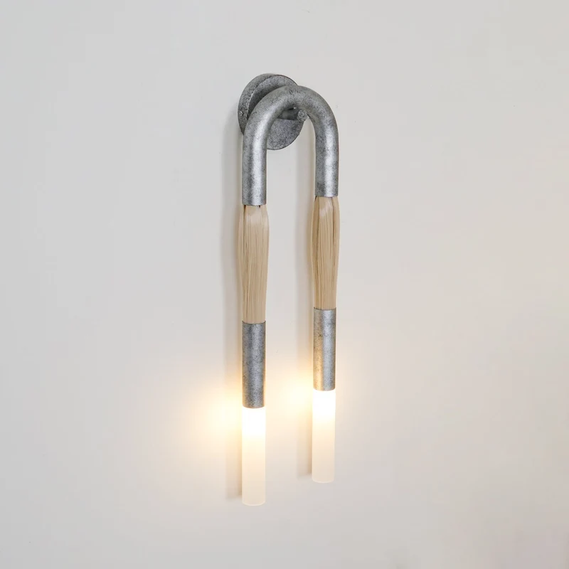 Decoratieve Wandlamp met Imitatie Paardenhaar – Sculptural Strijkijzeren Design met Witte Acryl Kap – ø18×H67cm | Sansoti