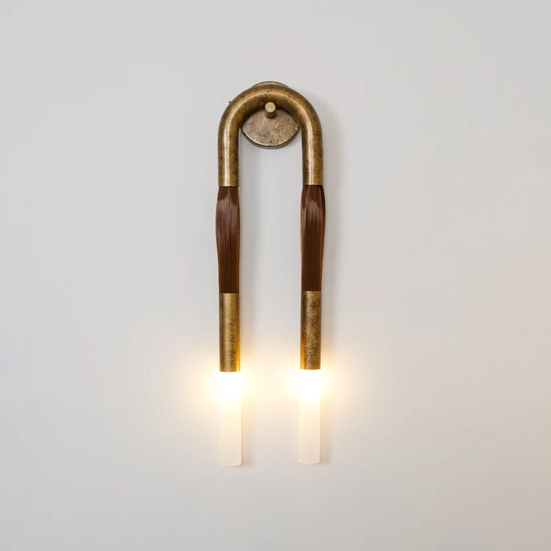 Decoratieve Wandlamp met Imitatie Paardenhaar – Sculptural Strijkijzeren Design met Witte Acryl Kap – ø18×H67cm | Sansoti