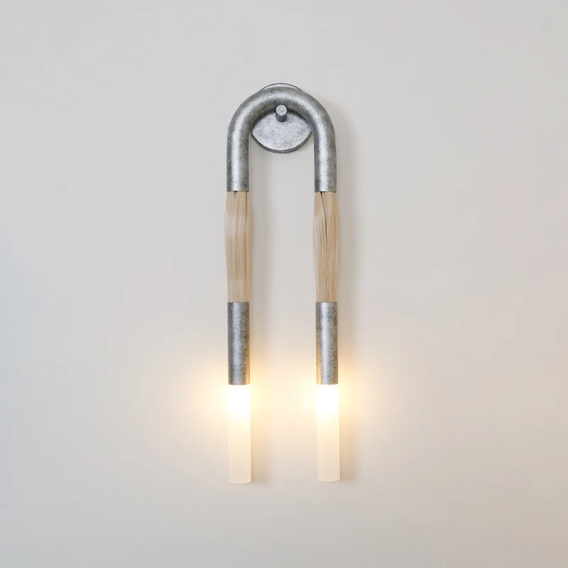 Decoratieve Wandlamp met Imitatie Paardenhaar – Sculptural Strijkijzeren Design met Witte Acryl Kap – ø18×H67cm | Sansoti