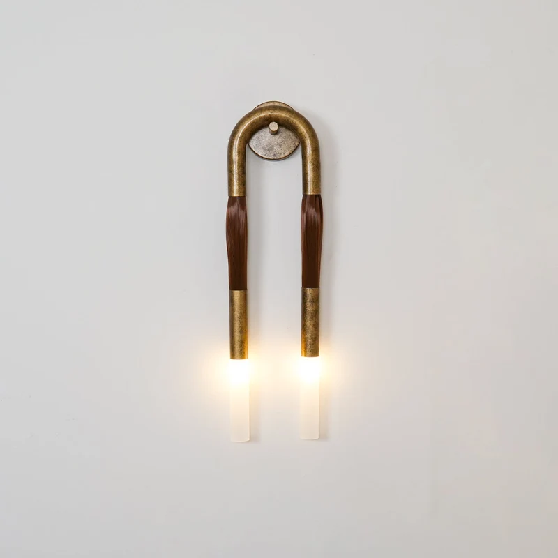 Decoratieve Wandlamp met Imitatie Paardenhaar – Sculptural Strijkijzeren Design met Witte Acryl Kap – ø18×H67cm | Sansoti