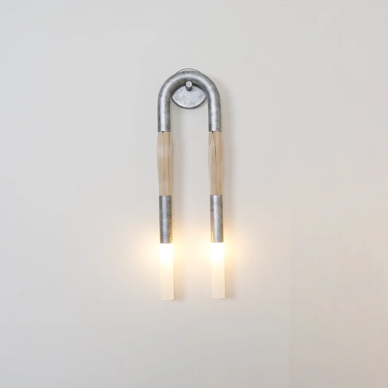 Decoratieve Wandlamp met Imitatie Paardenhaar – Sculptural Strijkijzeren Design met Witte Acryl Kap – ø18×H67cm | Sansoti