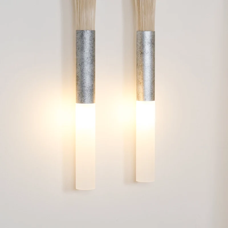 Decoratieve Wandlamp met Imitatie Paardenhaar – Sculptural Strijkijzeren Design met Witte Acryl Kap – ø18×H67cm | Sansoti