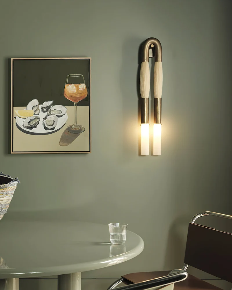 Decoratieve Wandlamp met Imitatie Paardenhaar – Sculptural Strijkijzeren Design met Witte Acryl Kap – ø18×H67cm | Sansoti