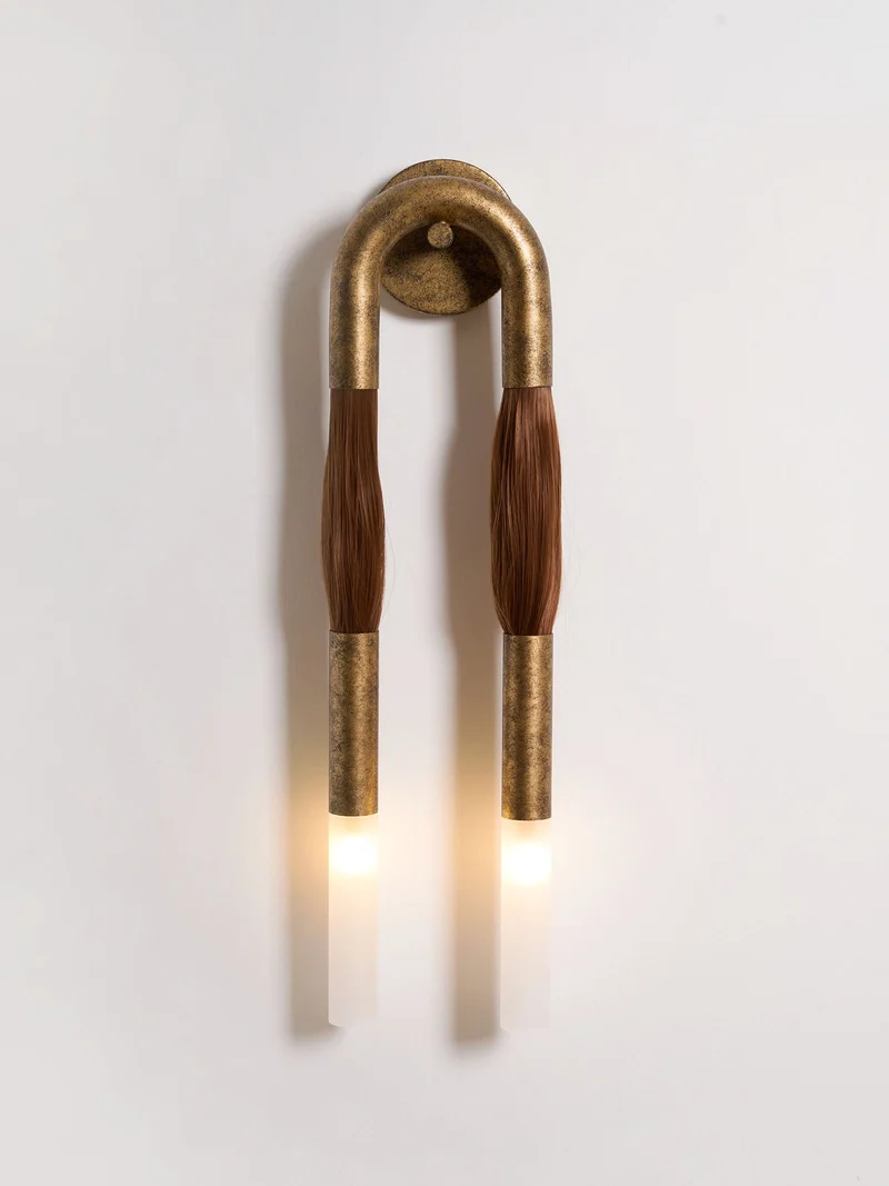 Decoratieve Wandlamp met Imitatie Paardenhaar – Sculptural Strijkijzeren Design met Witte Acryl Kap – ø18×H67cm | Sansoti
