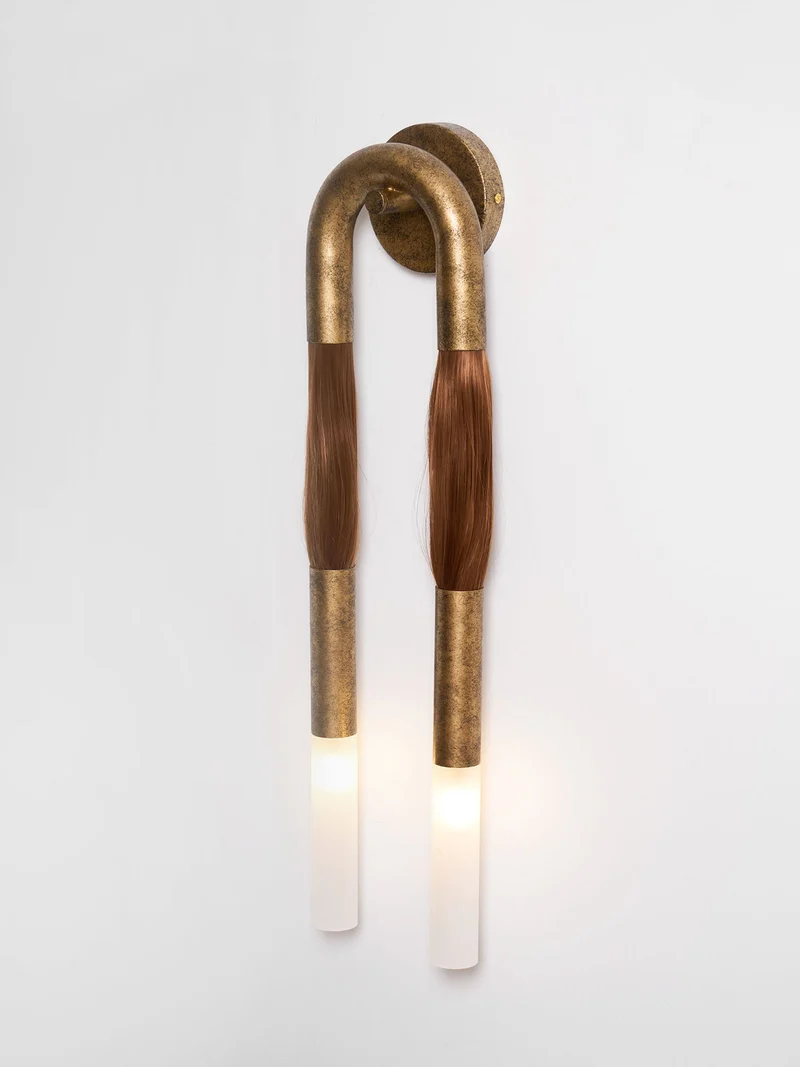 Decoratieve Wandlamp met Imitatie Paardenhaar – Sculptural Strijkijzeren Design met Witte Acryl Kap – ø18×H67cm | Sansoti
