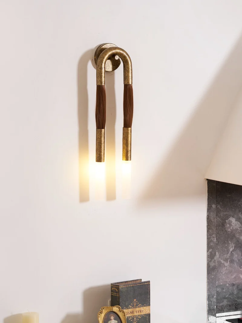 Decoratieve Wandlamp met Imitatie Paardenhaar – Sculptural Strijkijzeren Design met Witte Acryl Kap – ø18×H67cm | Sansoti