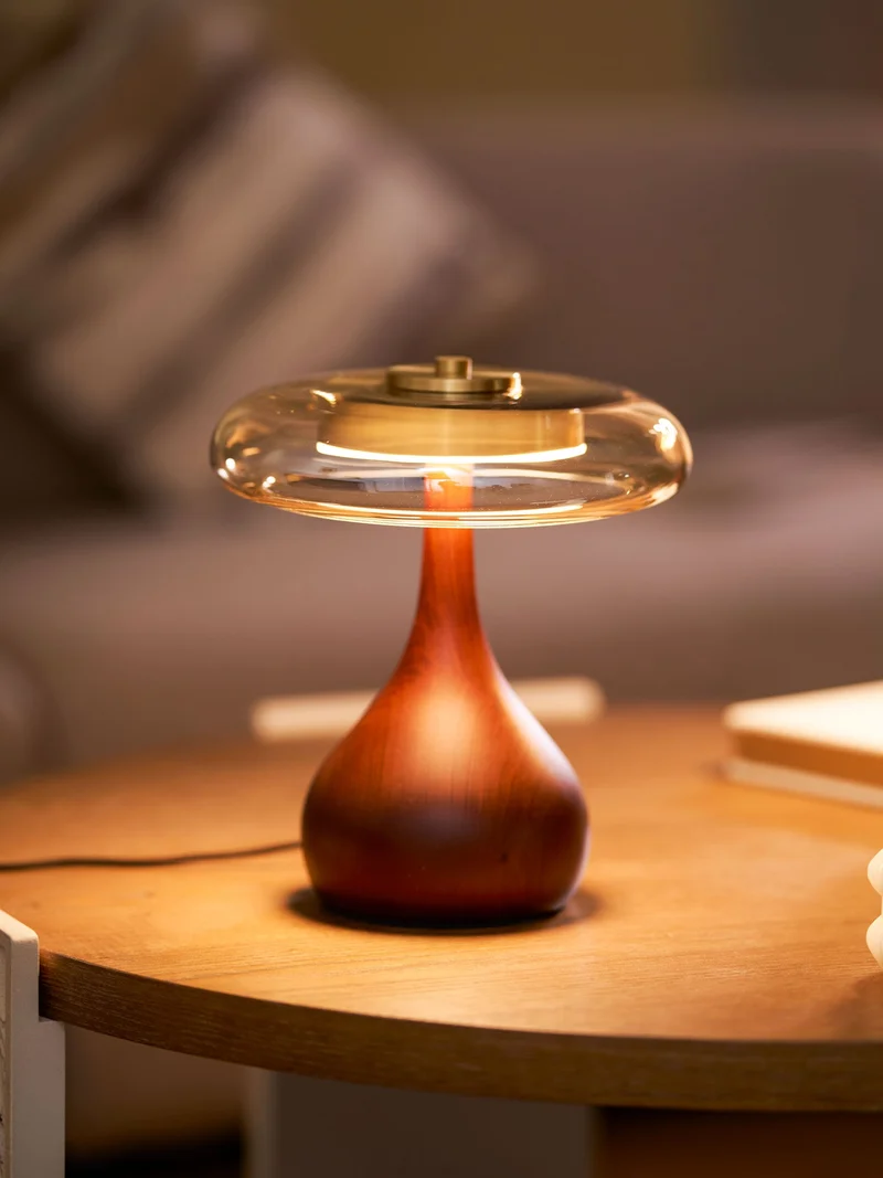 Tafellamp met Gebogen Houten Voet en Amberen Glazen Kap - Modern Scandinavisch Design - Warmwit Licht - Plug-in 150 cm Snoer - ø 8,7" - 2 Hoogtes | Sansoti