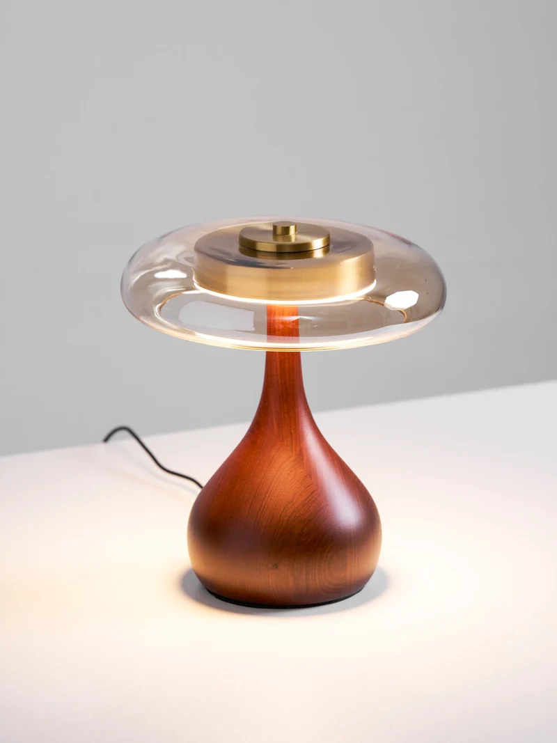 Tafellamp met Gebogen Houten Voet en Amberen Glazen Kap - Modern Scandinavisch Design - Warmwit Licht - Plug-in 150 cm Snoer - ø 8,7" - 2 Hoogtes | Sansoti