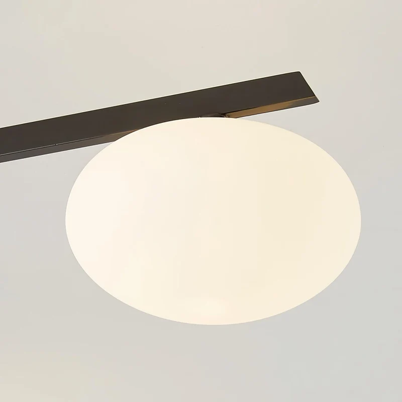 Plafondlamp met Ovale Glasbolletjes en Slanke Armen – Modern Laagprofieldesign voor Lage Plafonds in Zwart of Messing – G9 Fitting – 3-Kops, 5-Kops en 6-Kops Configuratie | Sansoti