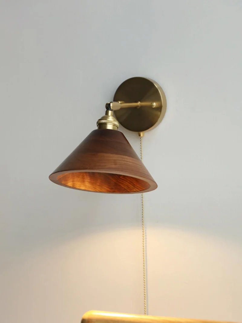 Vintage Wandlamp met Walnoothouten Kap en Messing Armatuur – Dubbele Schakelaar Design | Sansoti