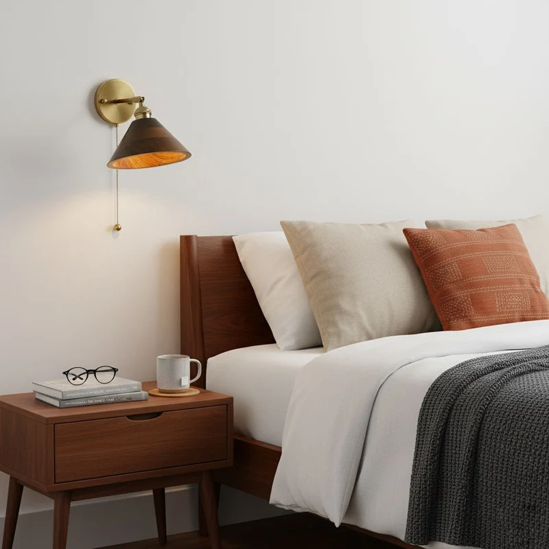 Vintage Wandlamp met Walnoothouten Kap en Messing Armatuur – Dubbele Schakelaar Design | Sansoti