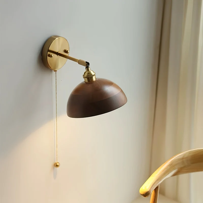 Vintage Wandlamp met Walnoothouten Kap en Messing Armatuur – Dubbele Schakelaar Design | Sansoti