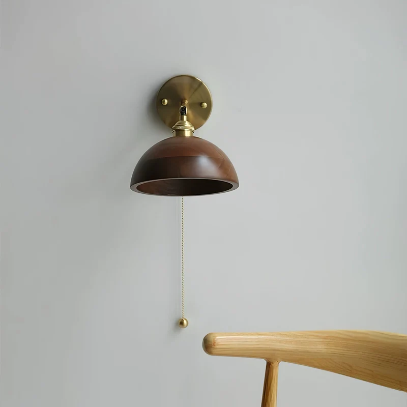 Vintage Wandlamp met Walnoothouten Kap en Messing Armatuur – Dubbele Schakelaar Design | Sansoti