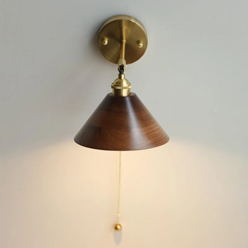 Vintage Wandlamp met Walnoothouten Kap en Messing Armatuur – Dubbele Schakelaar Design | Sansoti