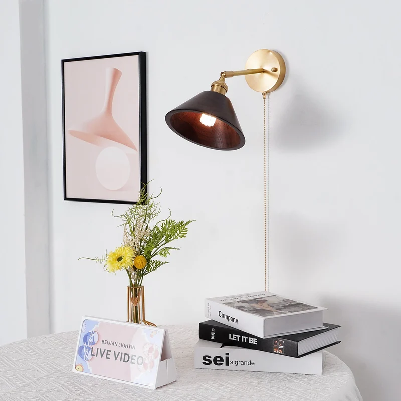 Vintage Wandlamp met Walnoothouten Kap en Messing Armatuur – Dubbele Schakelaar Design | Sansoti
