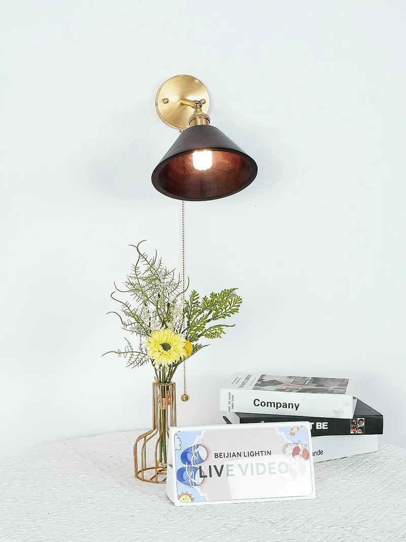 Vintage Wandlamp met Walnoothouten Kap en Messing Armatuur – Dubbele Schakelaar Design | Sansoti